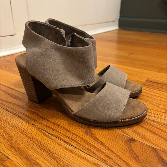 TOMs Heels Women’s size 7 tan suede - Picture 2 of 3